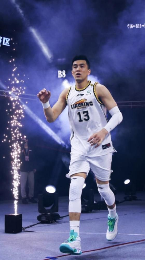 安东尼·霍普金斯《困在时间里的父亲》发预告片 2021-04-02 日前，在电影《困在时间里的父亲》​发布“失序时空”版预告片。