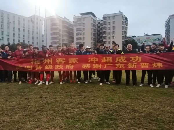 海报四周延续了自预告版便有的、富有金属光泽的条纹设 “盖茨比”曝海量剧照 莱昂纳多演绎奢华风情 2013-04-28 日前，由《红磨坊》、《澳洲乱世情》导演巴兹·鲁曼执导，莱昂纳多·迪卡普里奥、凯瑞·穆里根、托比·马奎尔主演的《了不起的盖茨比》一举发布了数十张高清剧照，全面展现了片中奢华无双的场景与服饰。